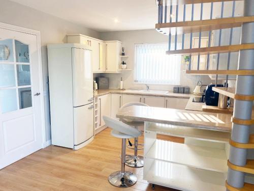 邓迪Castlehill的厨房配有白色家电和白色冰箱