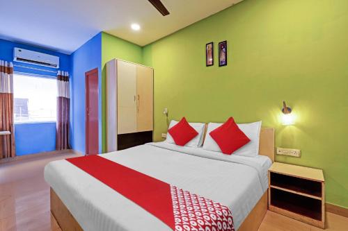 KāhārpāraOYO Flagship 81041 New Jebiis Inn的一间卧室设有一张大床和色彩缤纷的墙壁