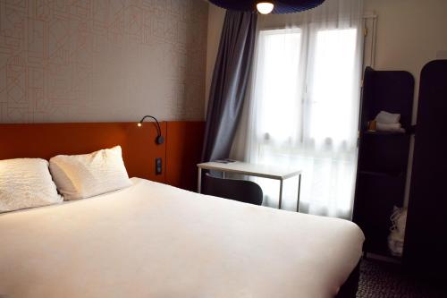 罗德兹宜必思罗德中央酒店的酒店客房设有床和窗户。