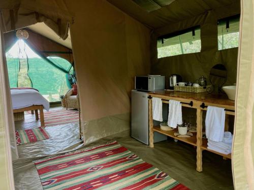 奈瓦沙Echoes of Eden: River Retreat的帐篷内的厨房景致