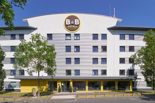 美因河畔法兰克福B&B HOTEL Frankfurt-Niederrad的上面有b酒店标志的建筑