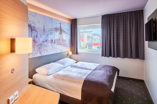 海德堡海德堡住宿加早餐酒店的酒店客房设有床和窗户。