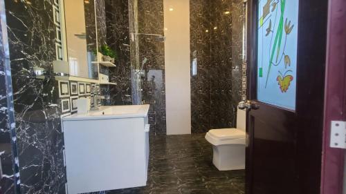 乌纳瓦图纳Villa Crimson Bay的浴室配有白色水槽和卫生间。