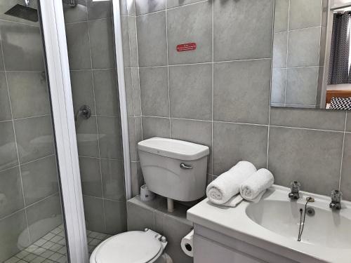 德班Gooderson Leisure Silver Sands 1 Self Catering and Timeshare Lifestyle Resort的浴室配有卫生间、盥洗盆和淋浴。