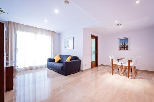 巴塞罗那拿波尔斯公寓式酒店的客厅配有沙发和桌子