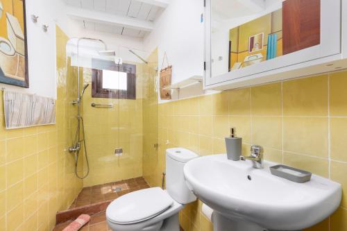 TriquivijateHome2Book Villa Guayarmina, Private Pool的浴室配有白色卫生间和盥洗盆。