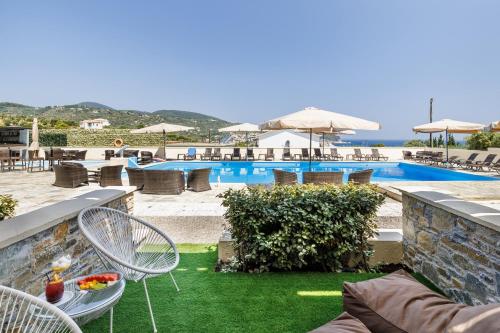 斯科派洛斯斯科派洛斯假日Spa酒店的一个带游泳池和桌椅的度假村