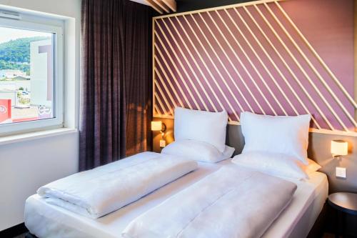 海德堡海德堡住宿加早餐酒店的一间卧室设有两张床和窗户。