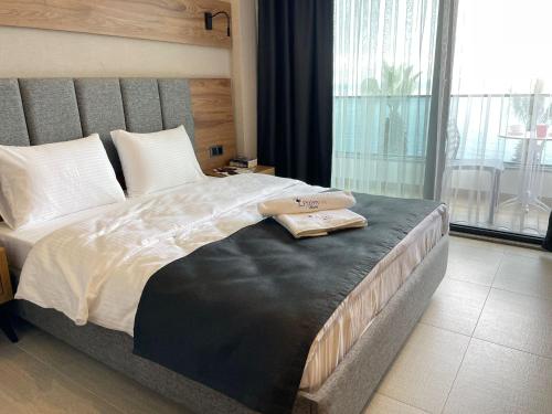 埃尔代克Palmon Hotel的一间卧室配有一张大床和两条毛巾