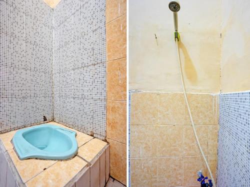 泗水OYO Life 92653 Homestay Griya Nautika Syariah的带淋浴的浴室,配有蓝色卫生间