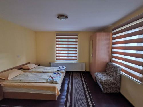 斯莫梁Комплекс Петлето的卧室配有床、椅子和窗户。