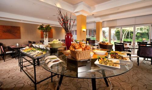 肯普顿帕克南太阳OR塔波国际机场酒店的在酒店房间餐桌上享用自助餐