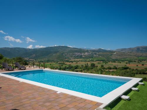 CapestranoAgriRelais San Giovanni的山景游泳池