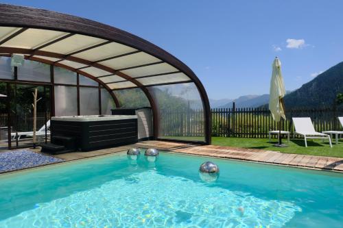 欧龙欧龙木屋酒店的一座带拱门的游泳池
