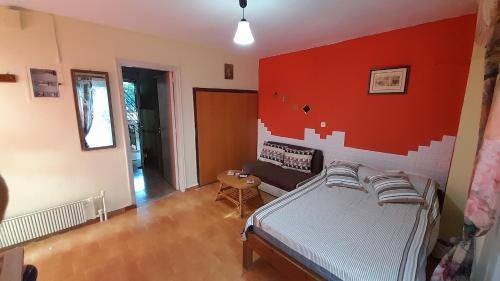 罗德镇Y.M.Apartment的一间卧室设有一张床和红色的墙壁