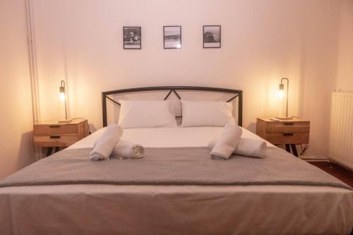 欧拉努波利斯#On The Rocks的一间卧室配有一张带2个床头柜的大床