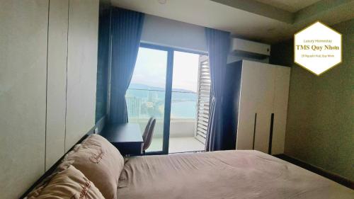 归仁Căn hộ minhon的一间卧室设有一张床和一个大窗户