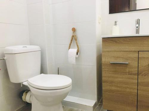 赫塔费Apartamento ABRIL en el Centro de Getafe的一间带白色卫生间和木制橱柜的浴室