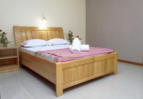 卡特勒博尔纳Vintage Lodge的一间卧室配有一张带毛巾的木床