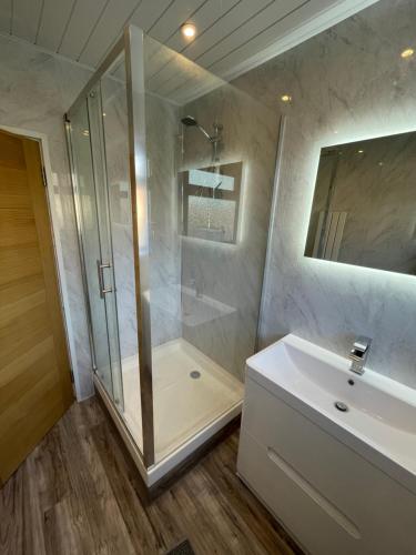 阿克斯桥Modern 4-bedroom entire house with Garden的带淋浴和白色盥洗盆的浴室