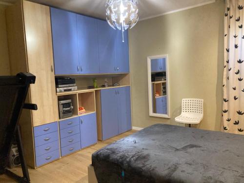 ArgelatoVilla pace D'oro的一间卧室配有蓝色橱柜和白色椅子