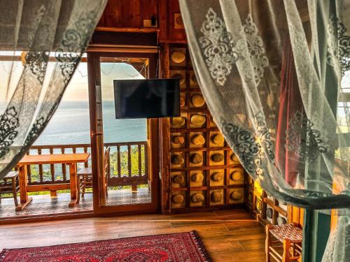 里泽Kaf Dagi Konak Hotel的客房设有海景窗户。