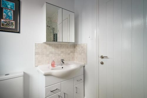 哈罗盖特NO.18的白色的浴室设有水槽和镜子