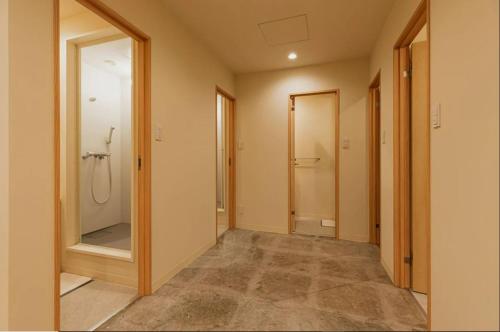 长野Mash Cafe & Bed NAGANO的一间带步入式淋浴间和镜子的浴室