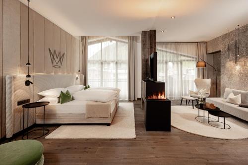 塞尔瓦迪加尔代纳山谷The Laurin Small & Charming的客厅设有一张床和一个壁炉