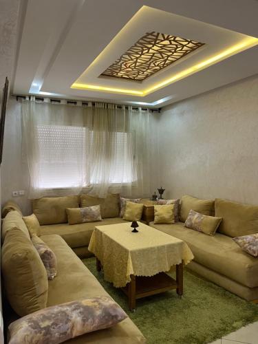 盖尼特拉Appartement de luxe, Tanagra Mall的客厅配有沙发和桌子