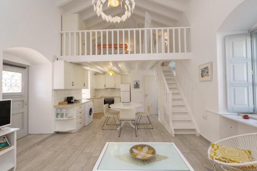 伊兹拉Gaia accomodation Hydras的厨房和带螺旋楼梯的客厅