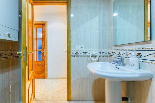 托雷德尔马尔Apartamento Azucarera Beach Torre del Mar的一间带水槽和镜子的浴室