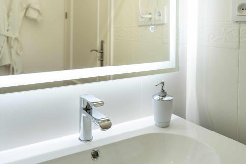 CarrascalejoCasa Rural La Posada del 42的浴室设有白色水槽和镜子