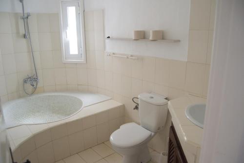 洛斯·亚诺斯·德·阿里丹Strandhaus的带浴缸、卫生间和盥洗盆的浴室