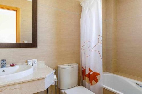 托雷德尔马尔A&N La Vega 3的浴室设有卫生间、水槽和淋浴帘