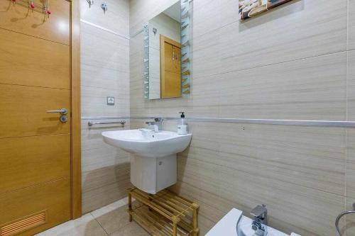 托雷德尔马尔A&N La Vega 2的一间带水槽和镜子的浴室