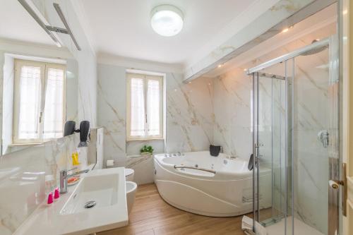安齐奥Il canto delle Sirene的白色的浴室设有水槽和淋浴。
