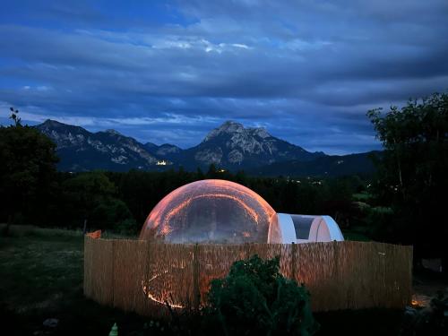 福森Bubble Tent Füssen im Allgäu的一座圆顶天文台,后方是一座山