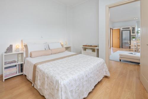 波塔莫斯Corfu River Loft的一间带白色大床的卧室和一间浴室