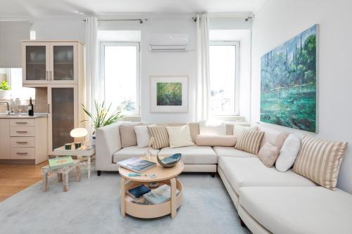 波塔莫斯Corfu River Loft的客厅配有白色的沙发和桌子