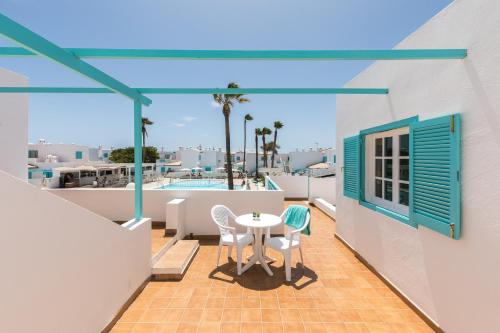 卡勒达德福斯特Smy Tahona Fuerteventura的阳台的天井配有桌椅