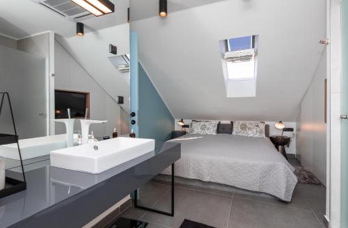 波斯蒂拉Villa Sanja的卧室配有水槽、床和浴缸