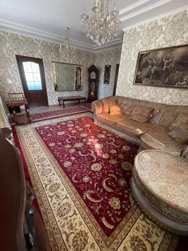 奥什Тумар的带沙发和大地毯的客厅