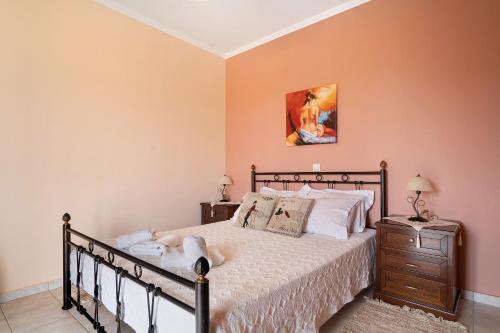 梅加尼西岛Lakis Apartment的一间卧室配有一张床和一个木制梳妆台