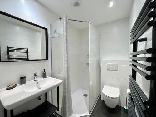 兰斯Le Five Tellier - Forest的白色的浴室设有水槽和卫生间。