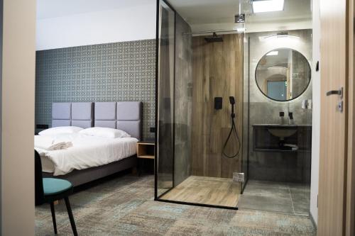 马尔堡BULVAR的一间卧室设有淋浴、一张床和镜子