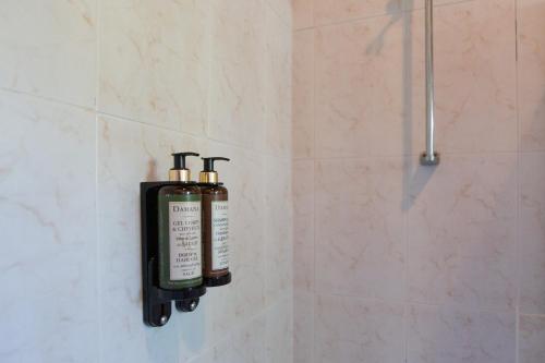 雷森迪Quinta da Graca- Complexo Turistico的浴室的墙上装有2个肥皂瓶