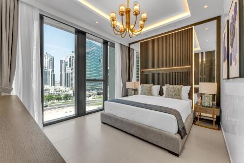 迪拜BLVD SkyView的一间卧室设有一张大床和大窗户