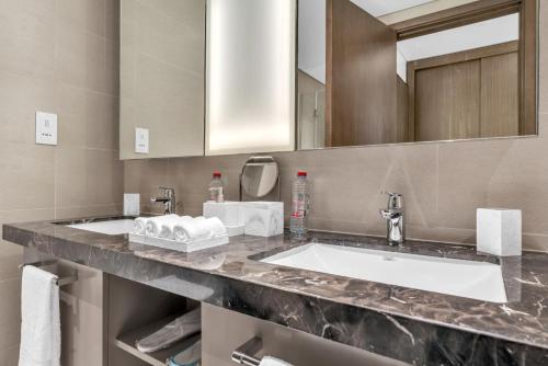 迪拜BLVD SkyView的浴室设有2个水槽和镜子