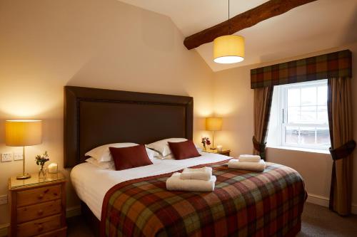 PennalMacdonald Plas Talgarth Resort的一间卧室配有一张大床和两条毛巾